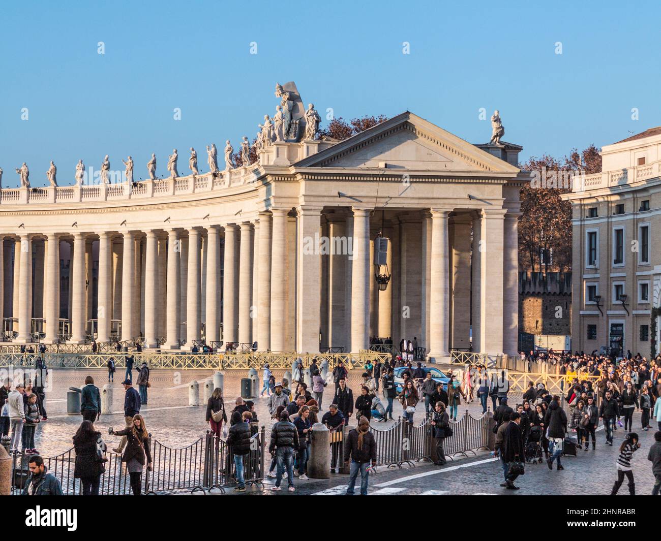 Touristes à pied de la place Saint-Pierre au Vatican Banque D'Images