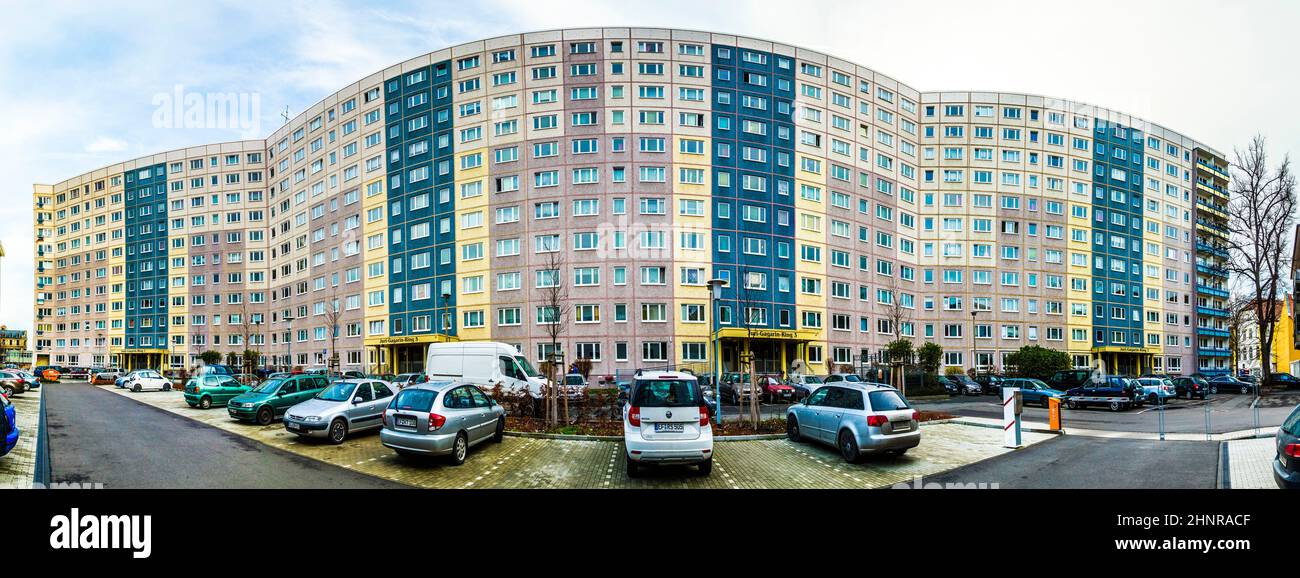 la façade des anciens bâtiments socialistes est rénovée avec des façades plus colorées Banque D'Images