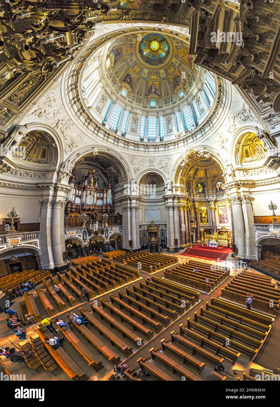 Les gens visitent le Berliner Dom de l'intérieur Banque D'Images