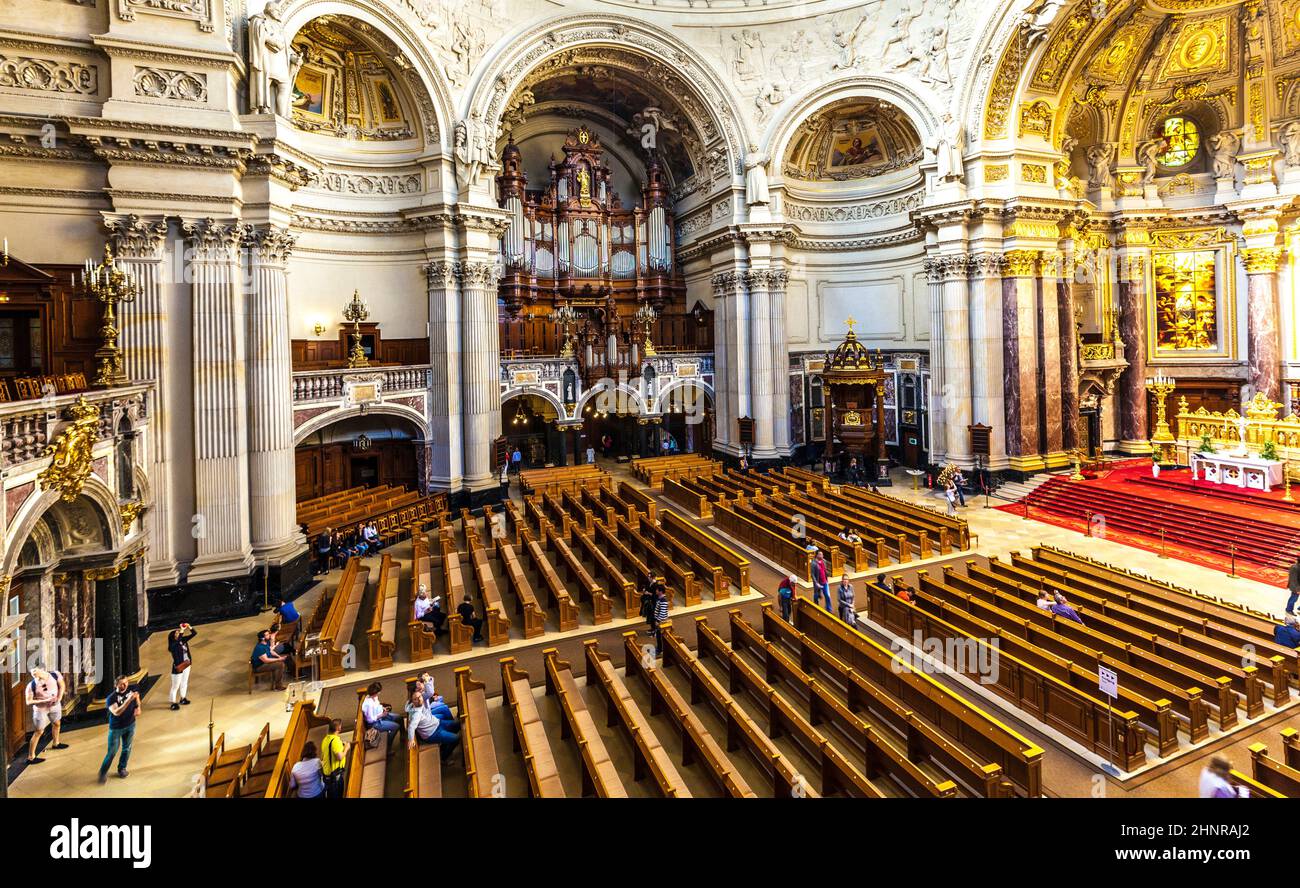 Les gens visitent le Berliner Dom de l'intérieur Banque D'Images