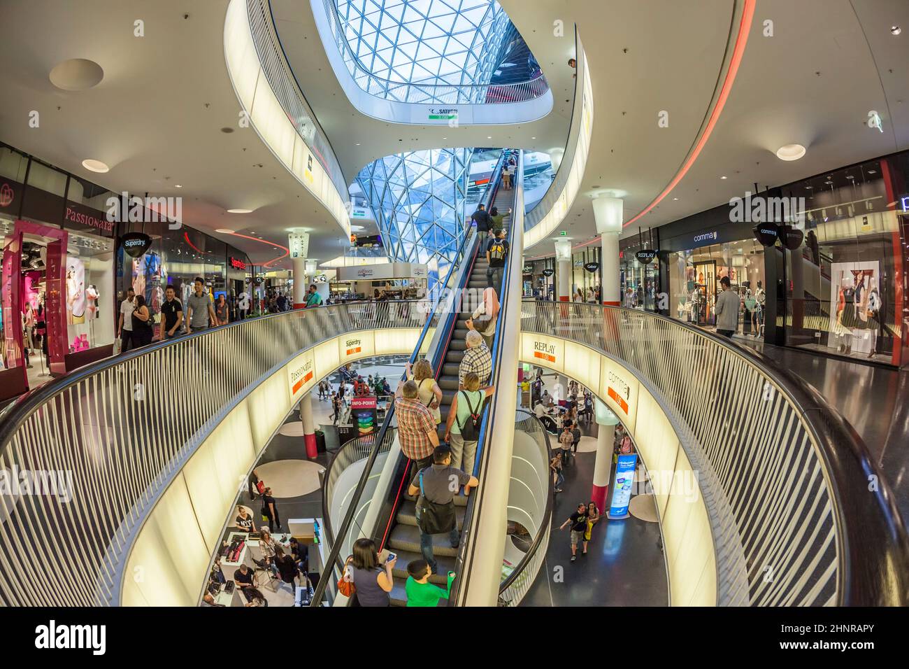 Les gens apprécient le célèbre centre commercial moderne MyZeil Banque D'Images