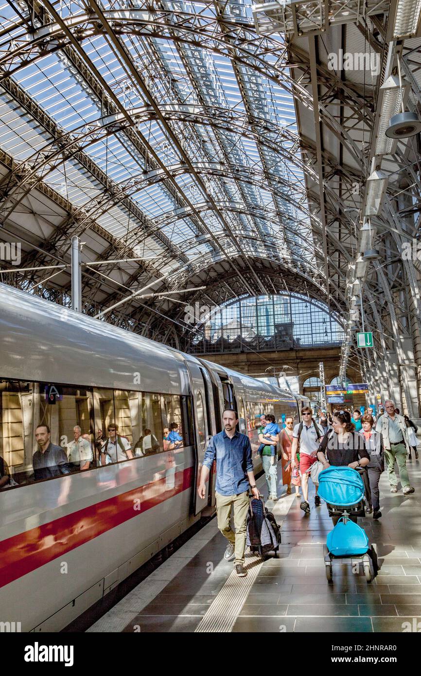 Les voyageurs se promtournent autour de la plate-forme du hall central de la gare de Francfort Banque D'Images