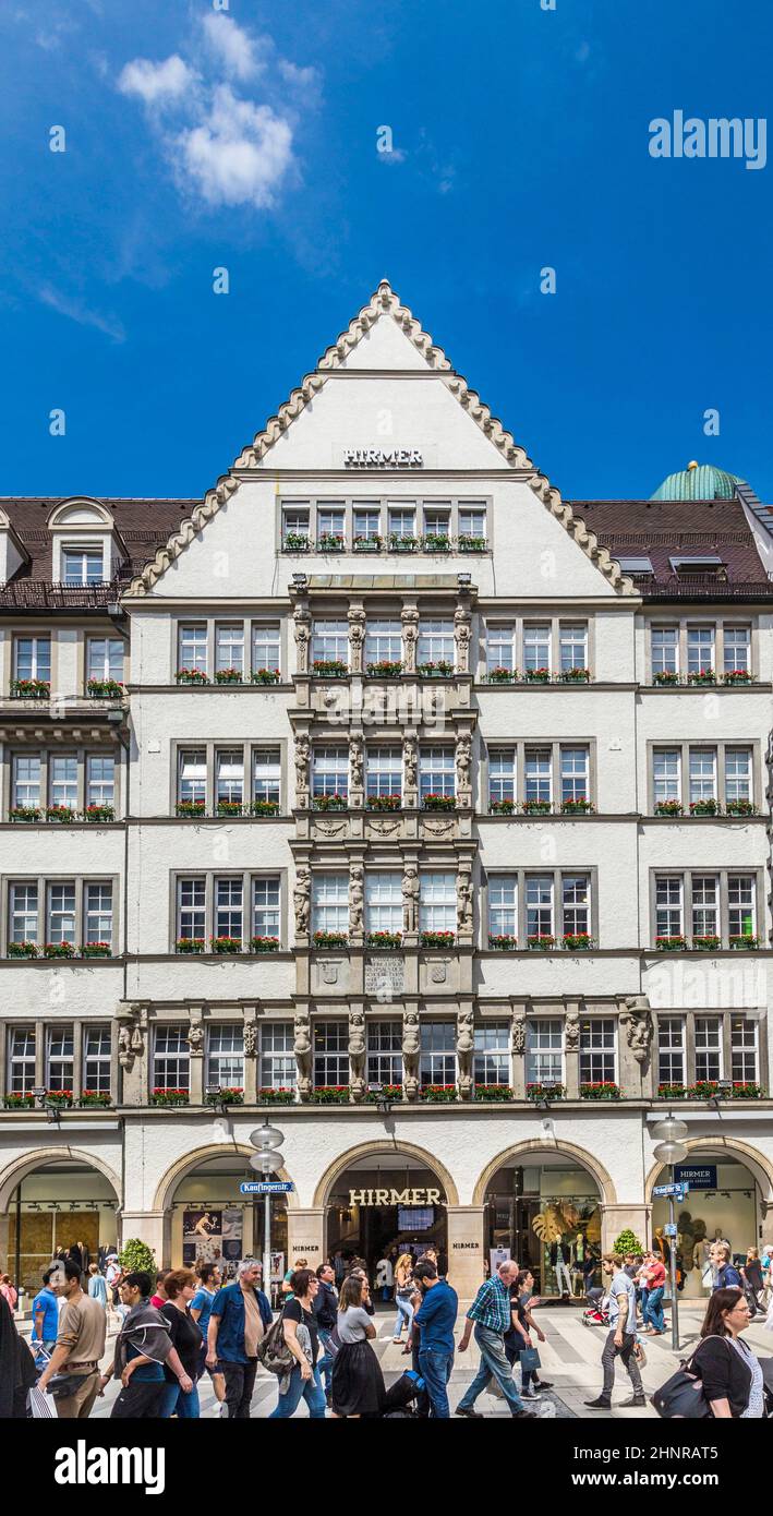 Personnes dans la zone piétonne avec vue sur Hirmer, la plus grande maison de mode hommes au monde Banque D'Images
