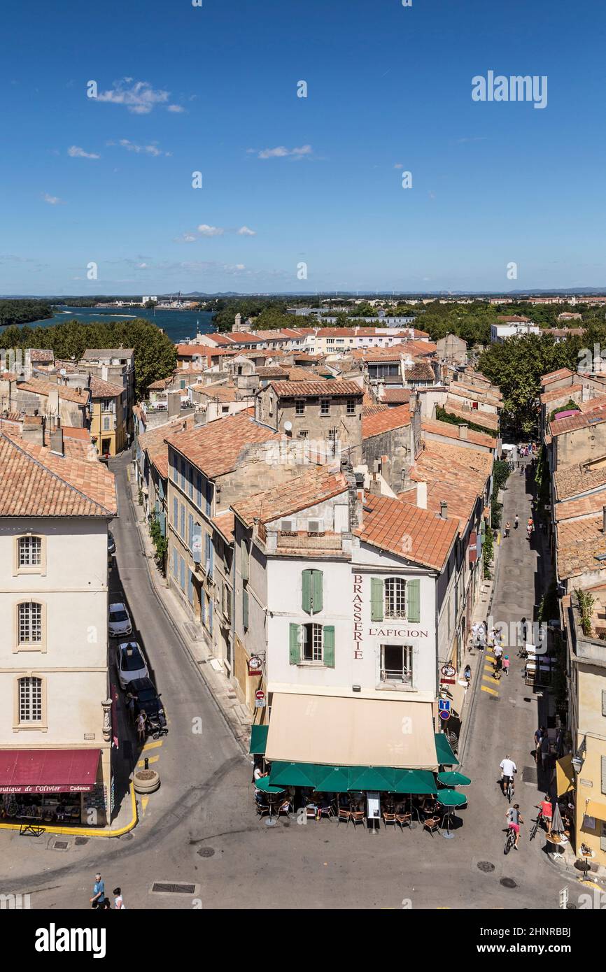 Vue avec les gens de la célèbre arène d'Arles à la vieille ville Banque D'Images