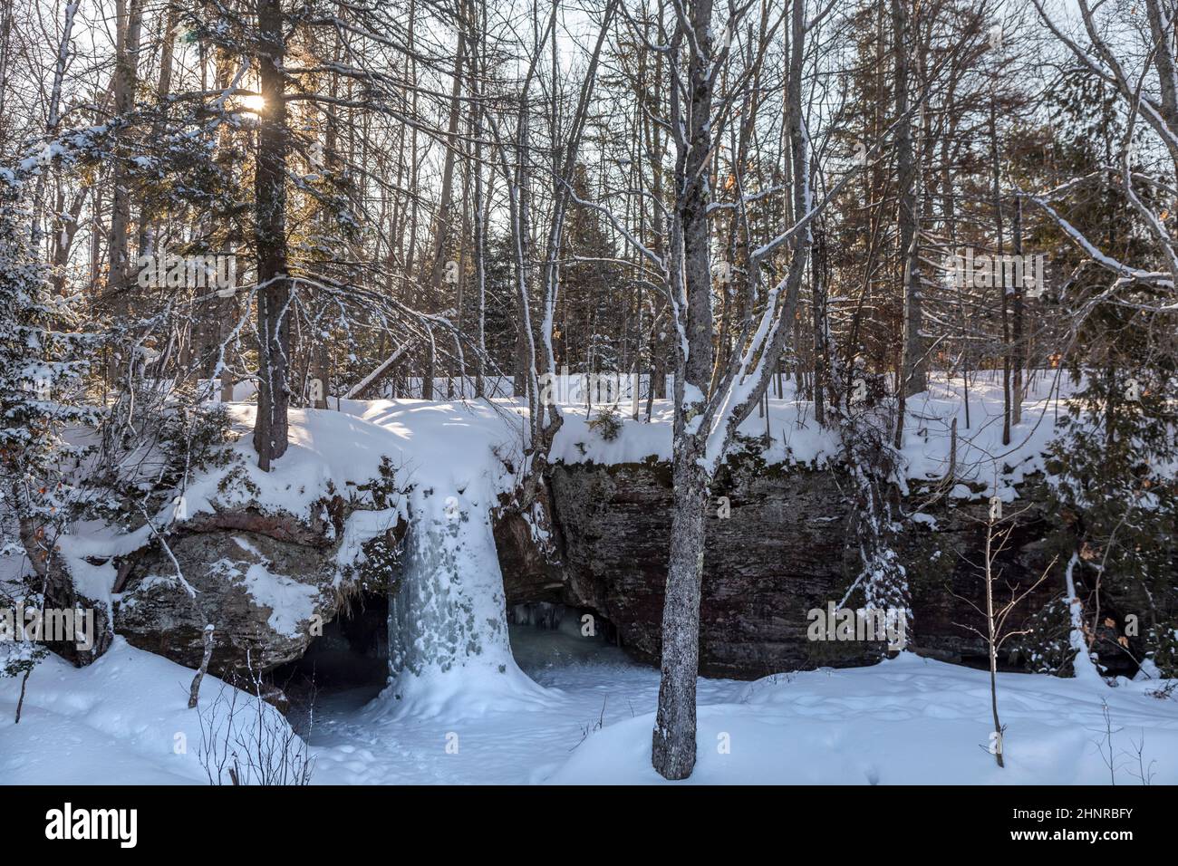 Au train, Michigan - Scott Falls, gelé en hiver. Banque D'Images