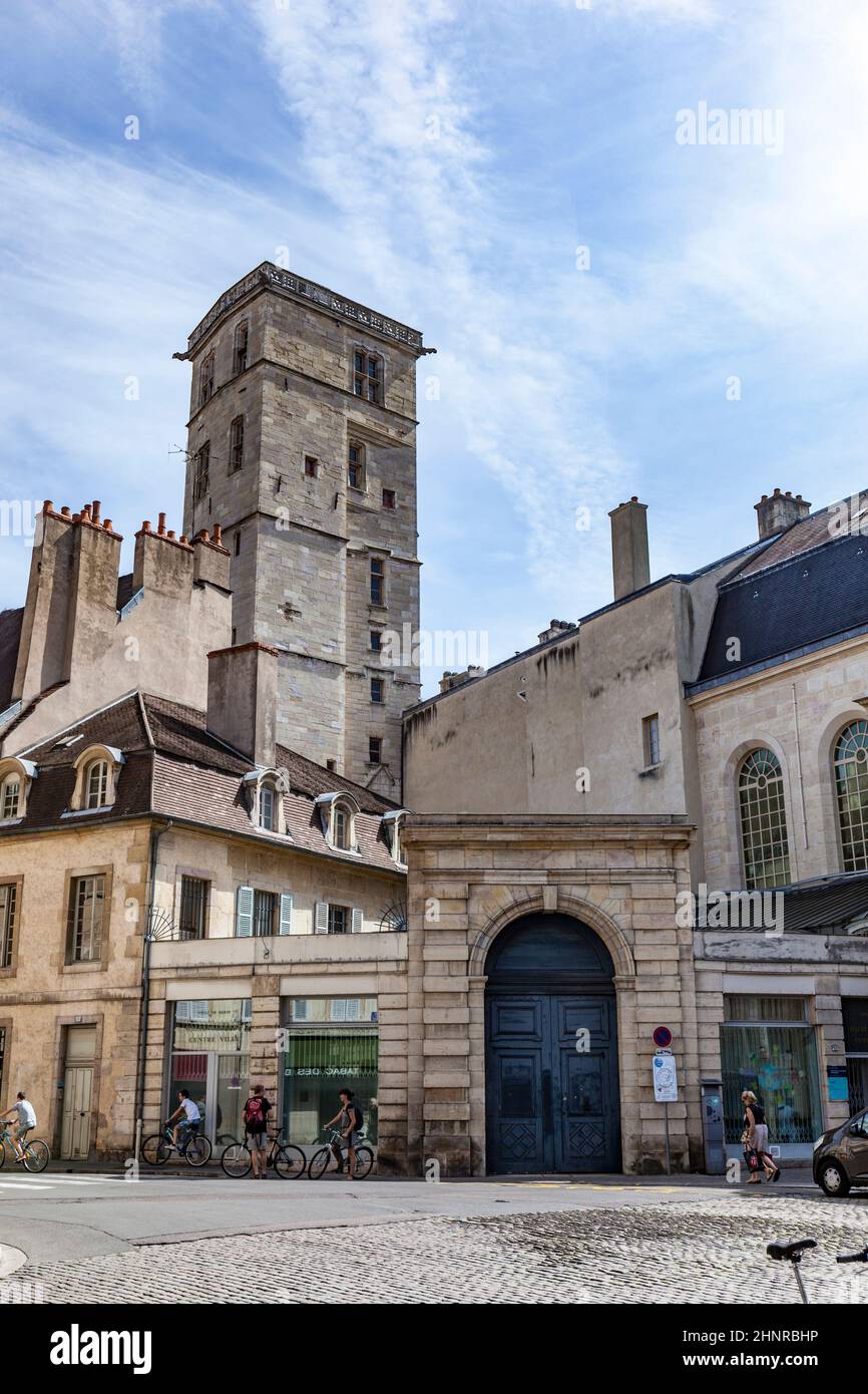 place notre dame avec des maisons caractéristiques et vue sur la tour de l'hôtel de ville Banque D'Images