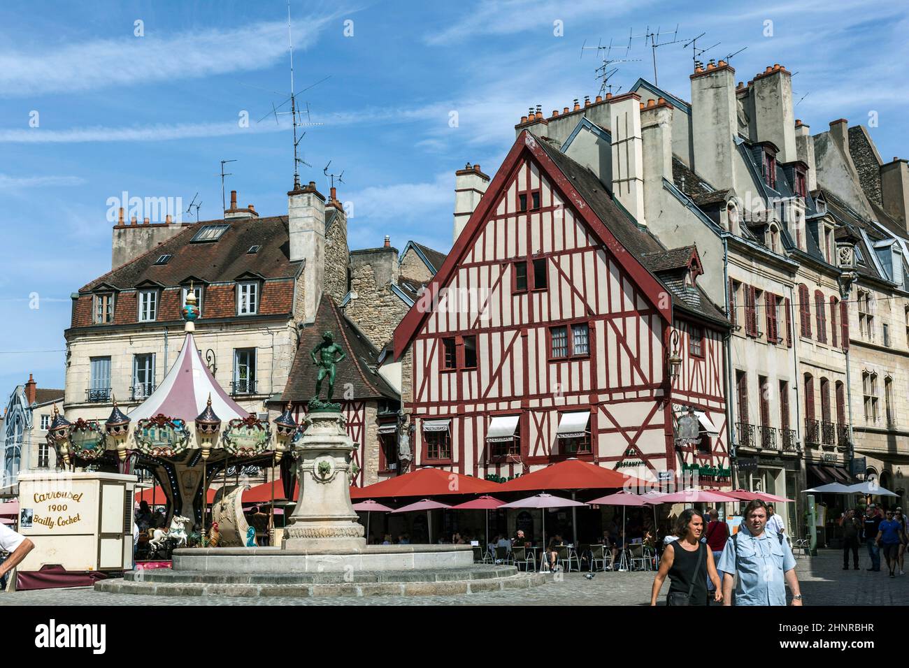 Fontaine célèbre, maisons caractéristiques et carrousel coloré à Dijon, Bourgogne, France. Place François rude. Banque D'Images