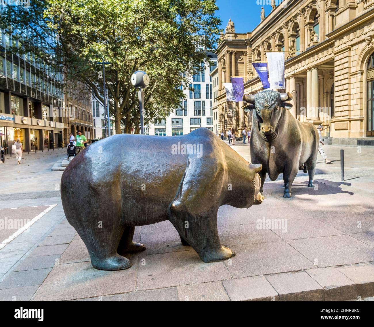 Les statues de Bull et Bear à la Bourse de Francfort, en Allemagne. Banque D'Images