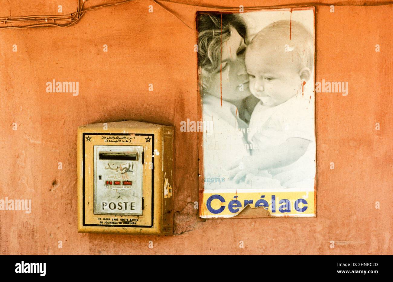 publicité pour la mère artificielle doux à un mur peint avec boîte de lettre. Cerelac propose du lait en poudre pour bébé Banque D'Images