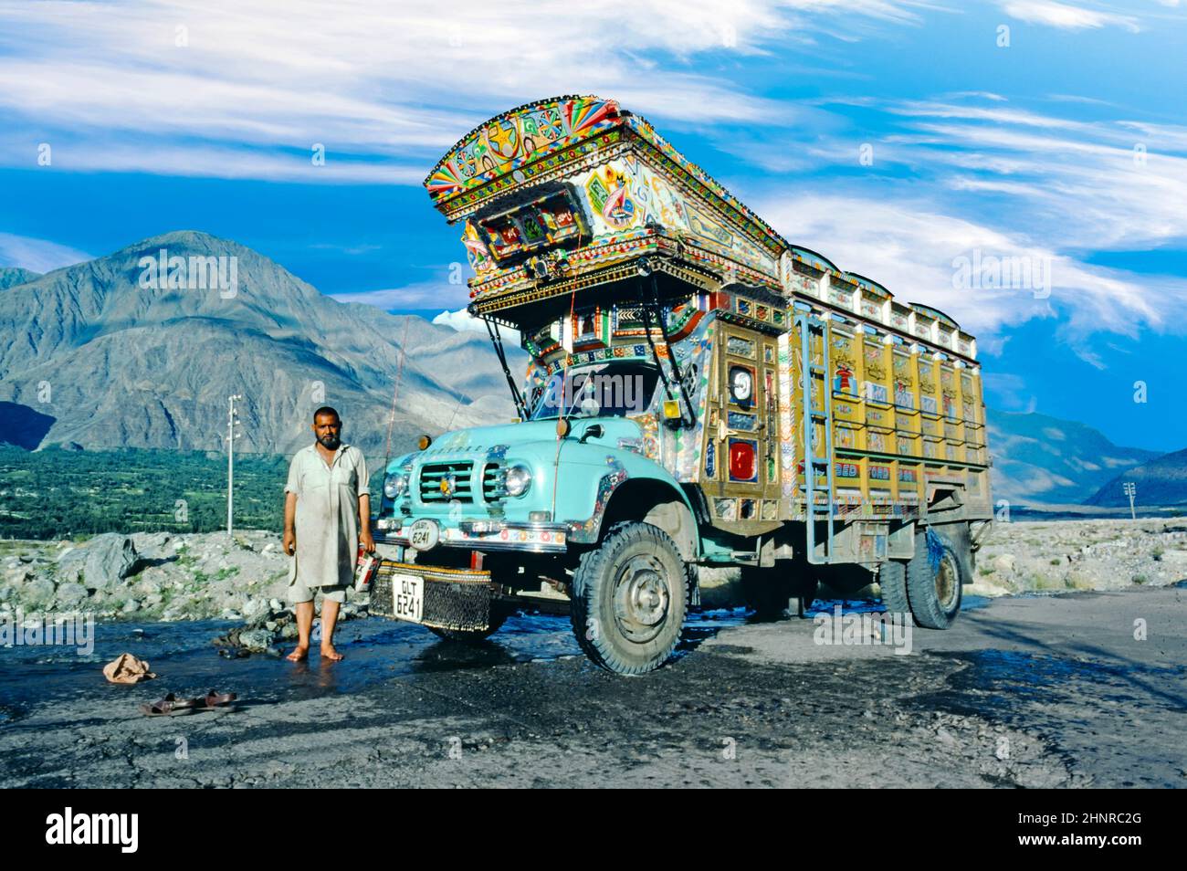 fier conducteur de camion présente son camion peint à l'autoroute karakoram Banque D'Images