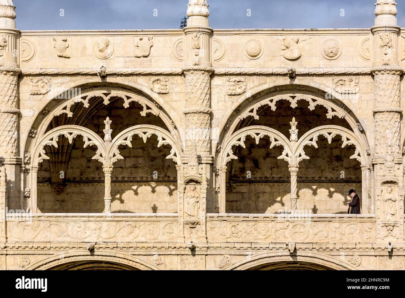 Vue détaillée de la fenêtre dans le monastère de Jeronimos avec visiteur Banque D'Images