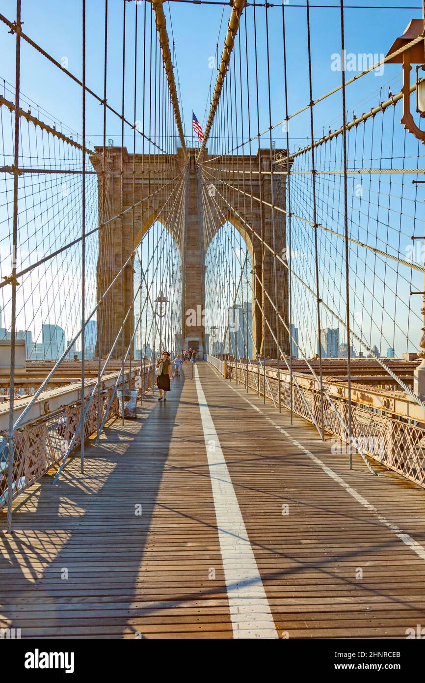 Personnes traversant le célèbre pont de Brooklyn à New York Banque D'Images