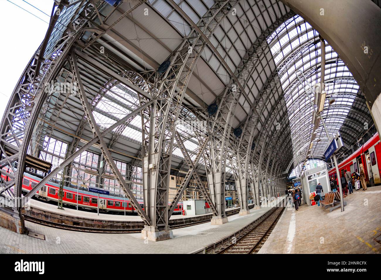 Les gens entrent dans le train à la gare principale de Francfort Banque D'Images