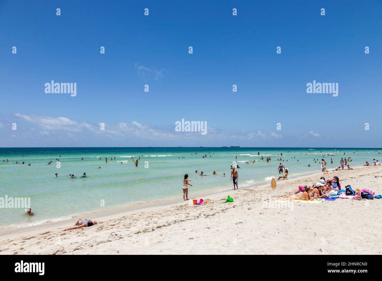 Les gens aiment nager à South Beach à Miami Beach, aux États-Unis. En 1870, Henry et Charles Lum achètent la région et sa fille Taylor la nomme South Beach. Banque D'Images