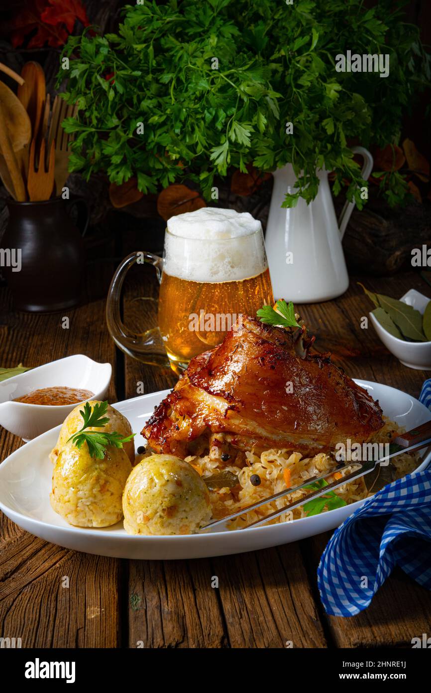 jarret de porc à la choucroute et à la moutarde