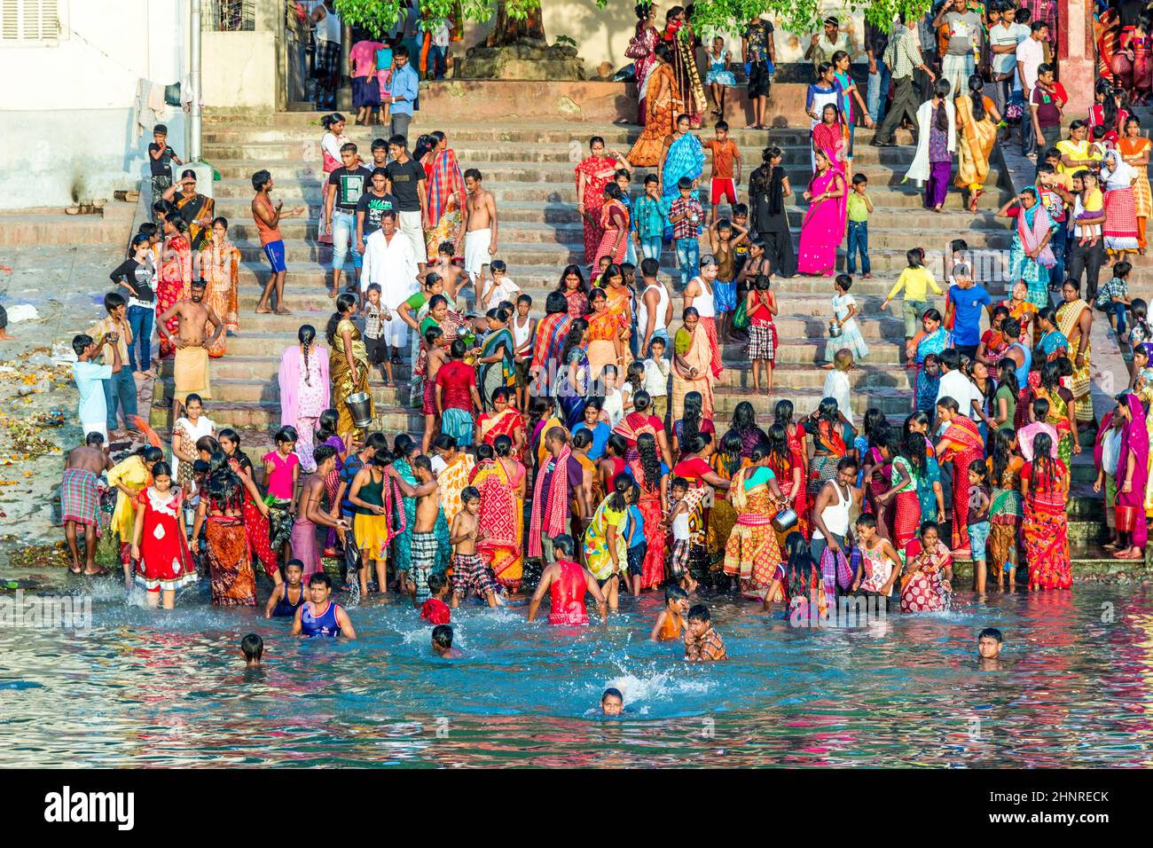 Les gens qui nettoient les vêtements et se lavent dans le fleuve Ganges à Calcutta, Inde. Banque D'Images