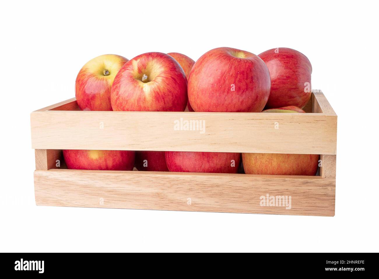 Pomme fruit dans une boîte en bois isoler sur fond blanc avec un chemin de coupure. Banque D'Images