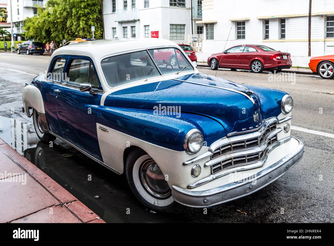 Le quartier art déco de Miami et une voiture oldsmobile classique Banque D'Images