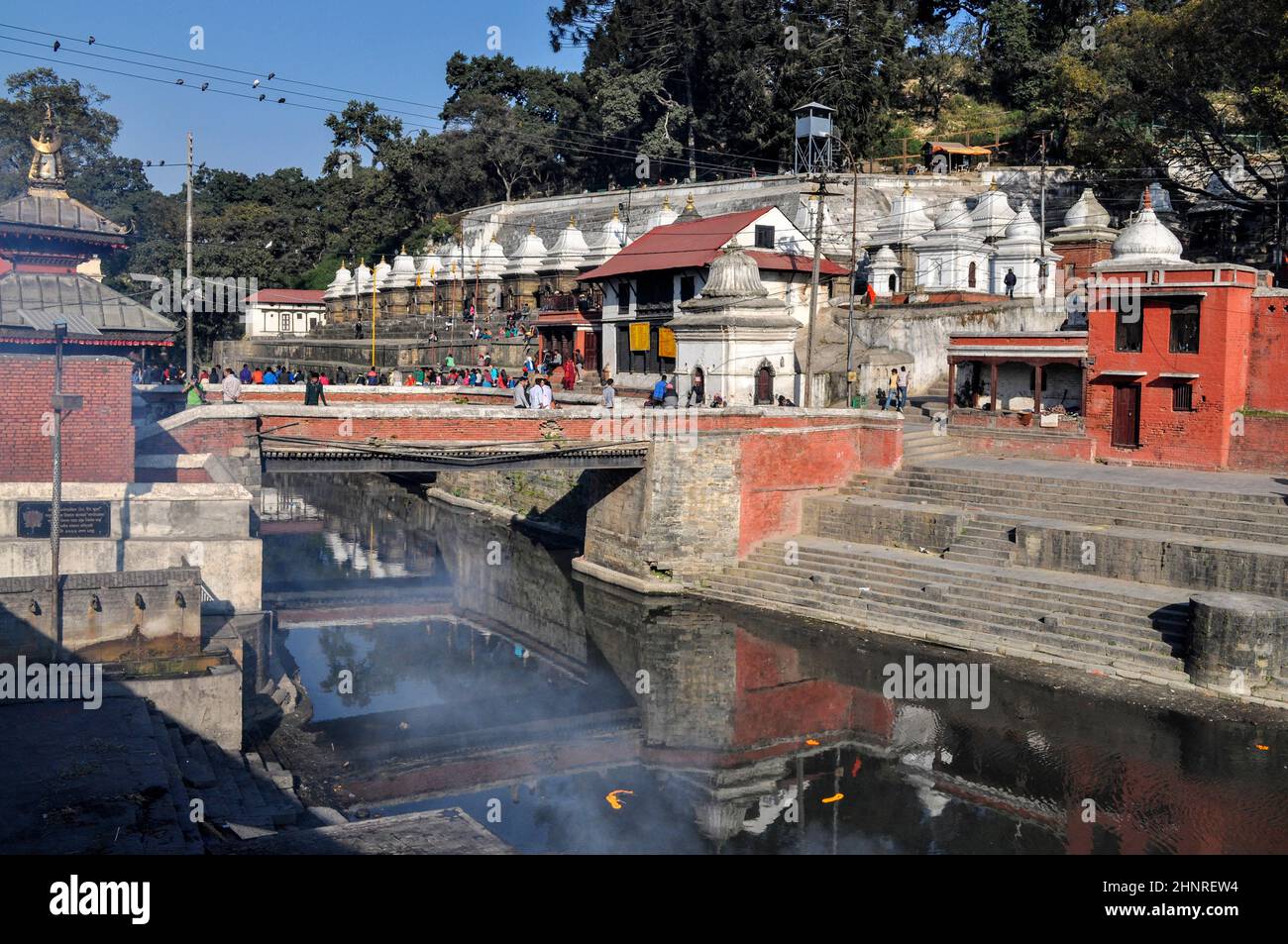 Rituels hindous de crémation sur les rives de la rivière Bagmati au complexe du temple de Pashupatinath à Katmandou Banque D'Images