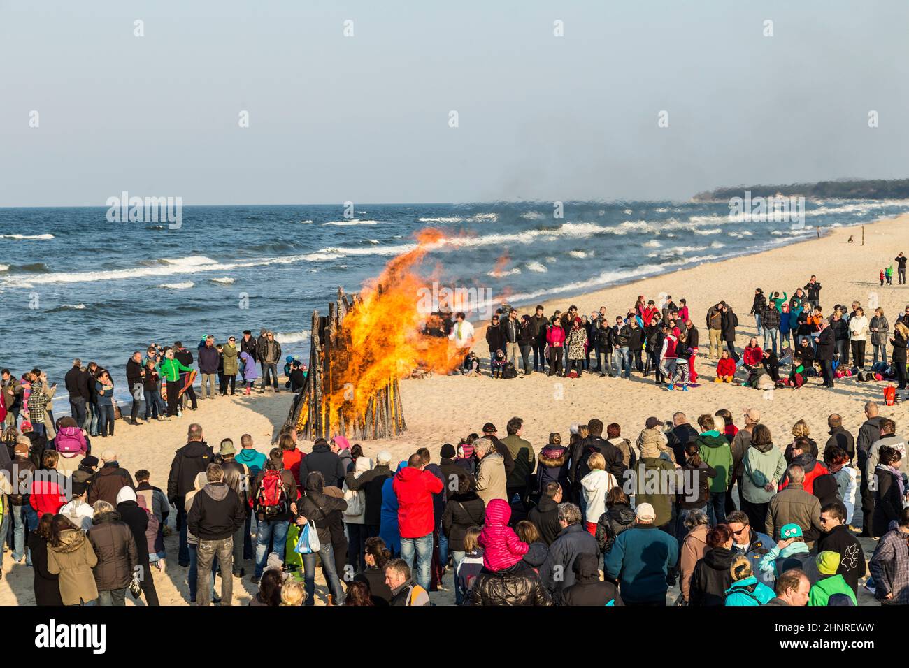 les gens regardent le feu de pâques à la plage Banque D'Images