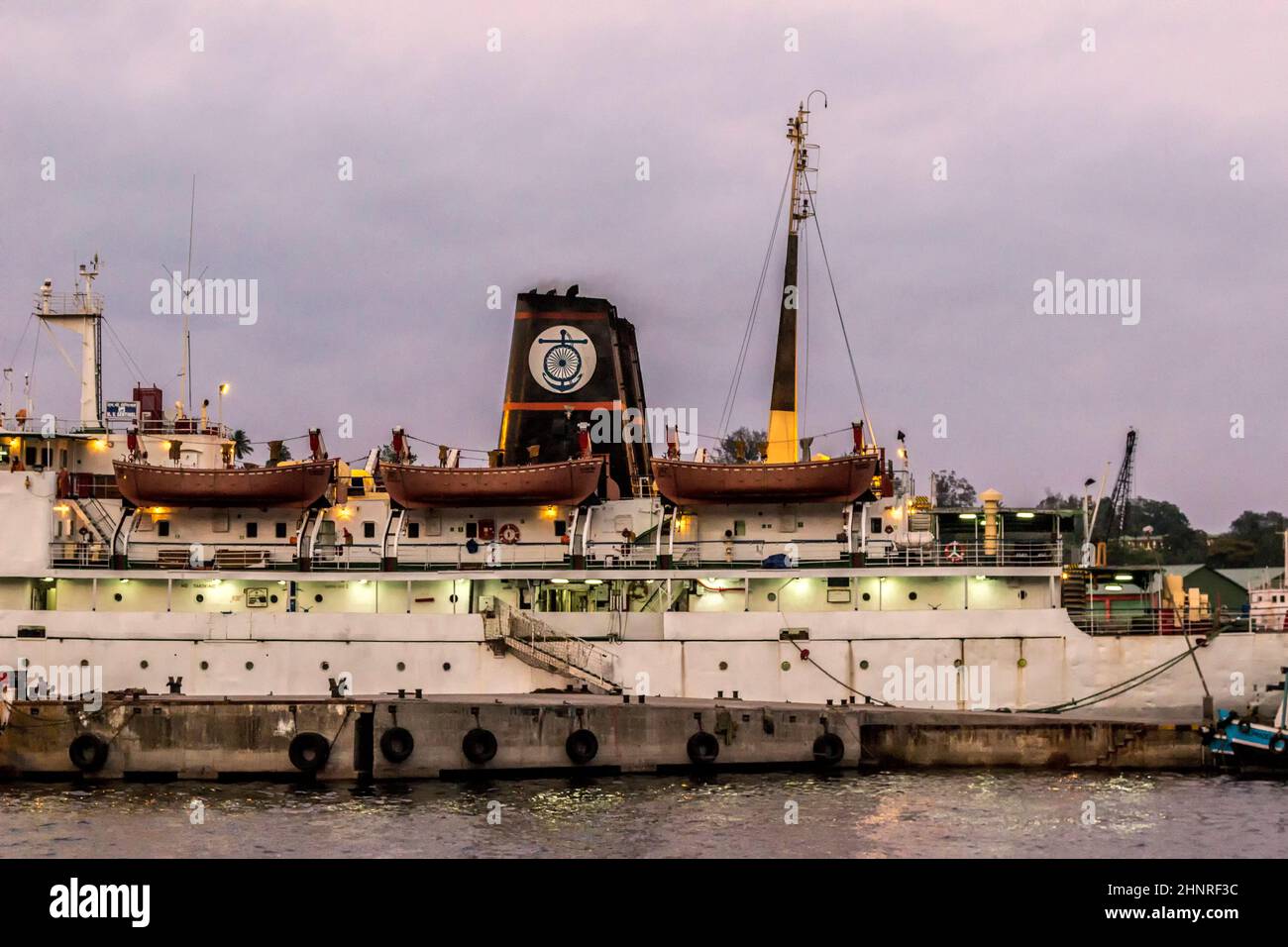 De vieux ferries rouillés sont toujours en service depuis Port Blair vers d'autres îles Banque D'Images