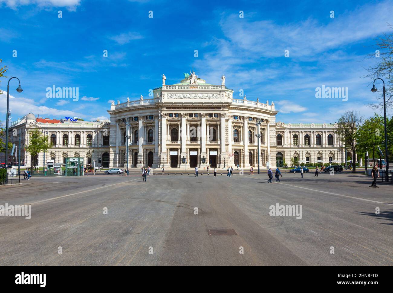 Les gens en face de l'Opéra national de Vienne - le Hofburg Banque D'Images