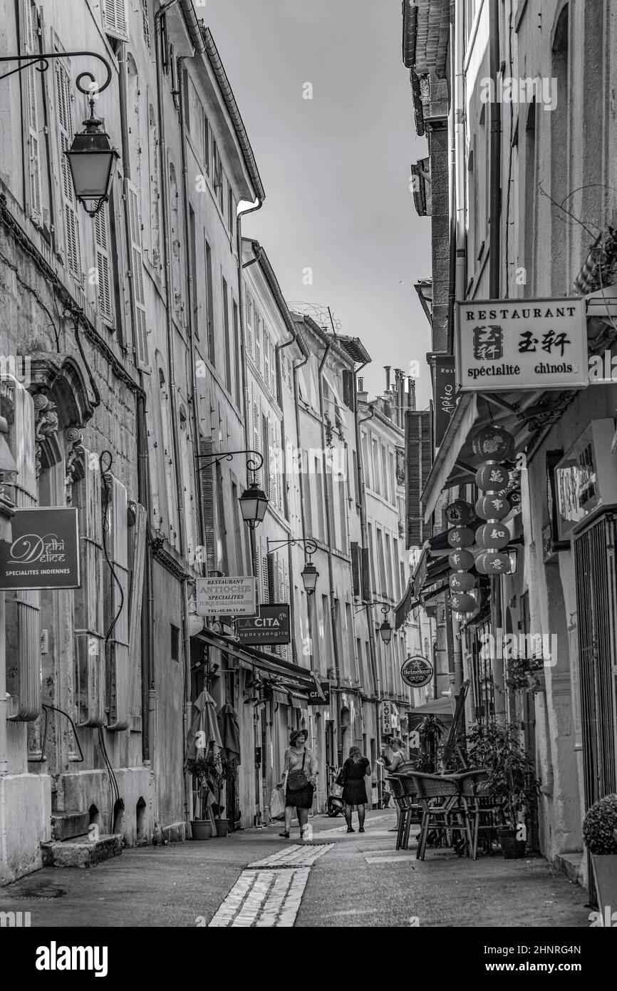 Petites vieilles rues de la vieille ville d'Aix en Provence aux façades typiquement françaises Banque D'Images