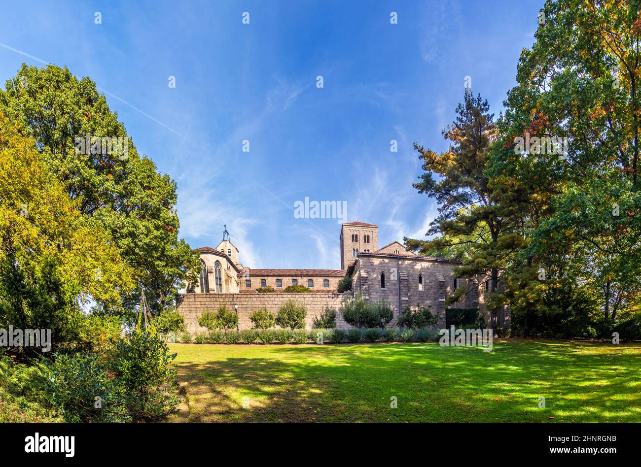 Les gens visitent le Sanctuaire au musée Cloisters de New York Banque D'Images