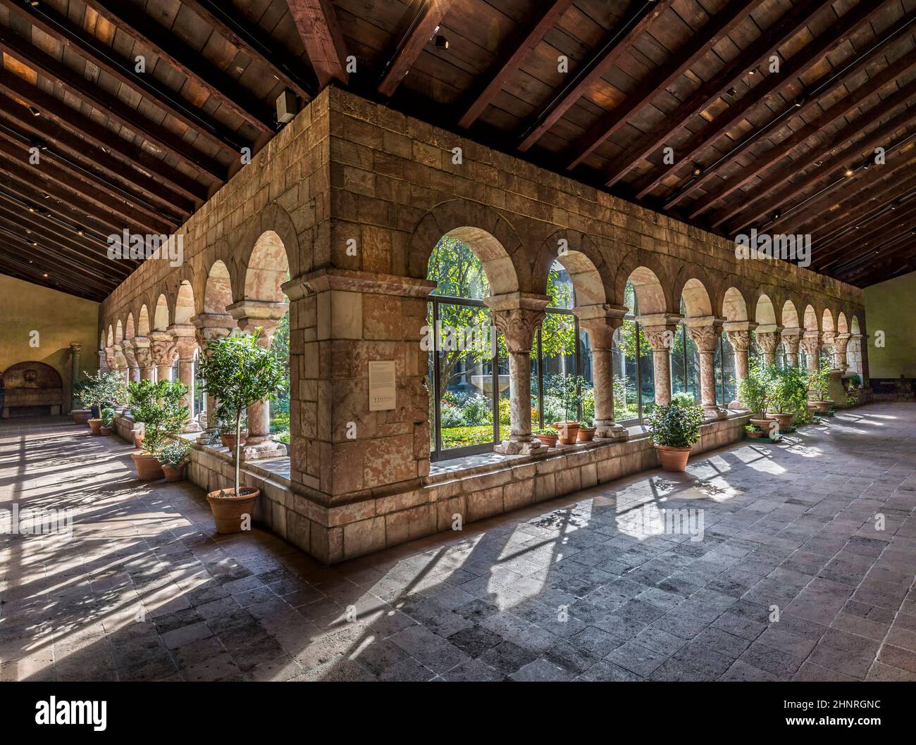Les gens visitent le Sanctuaire au musée Cloisters de New York Banque D'Images
