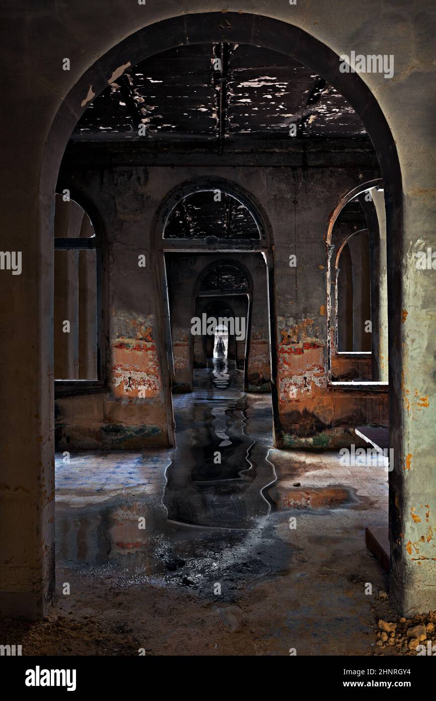 Une apparition fantomatique à la fin d’un bâtiment abandonné Banque D'Images