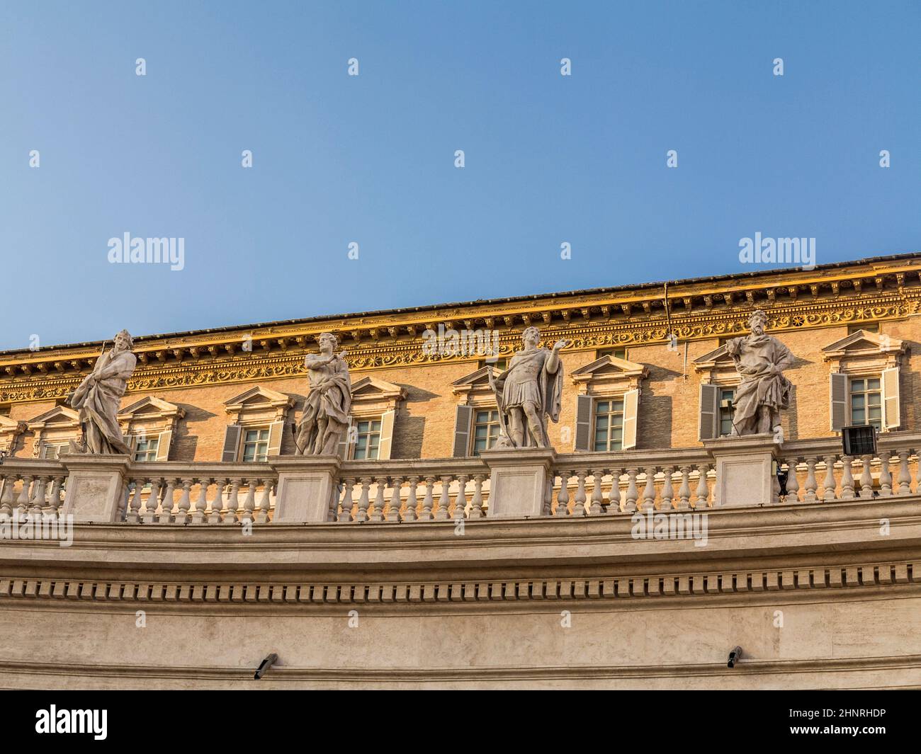 Vue sur les statues des saints apôtres au sommet de la basilique Saint-Pierre Banque D'Images