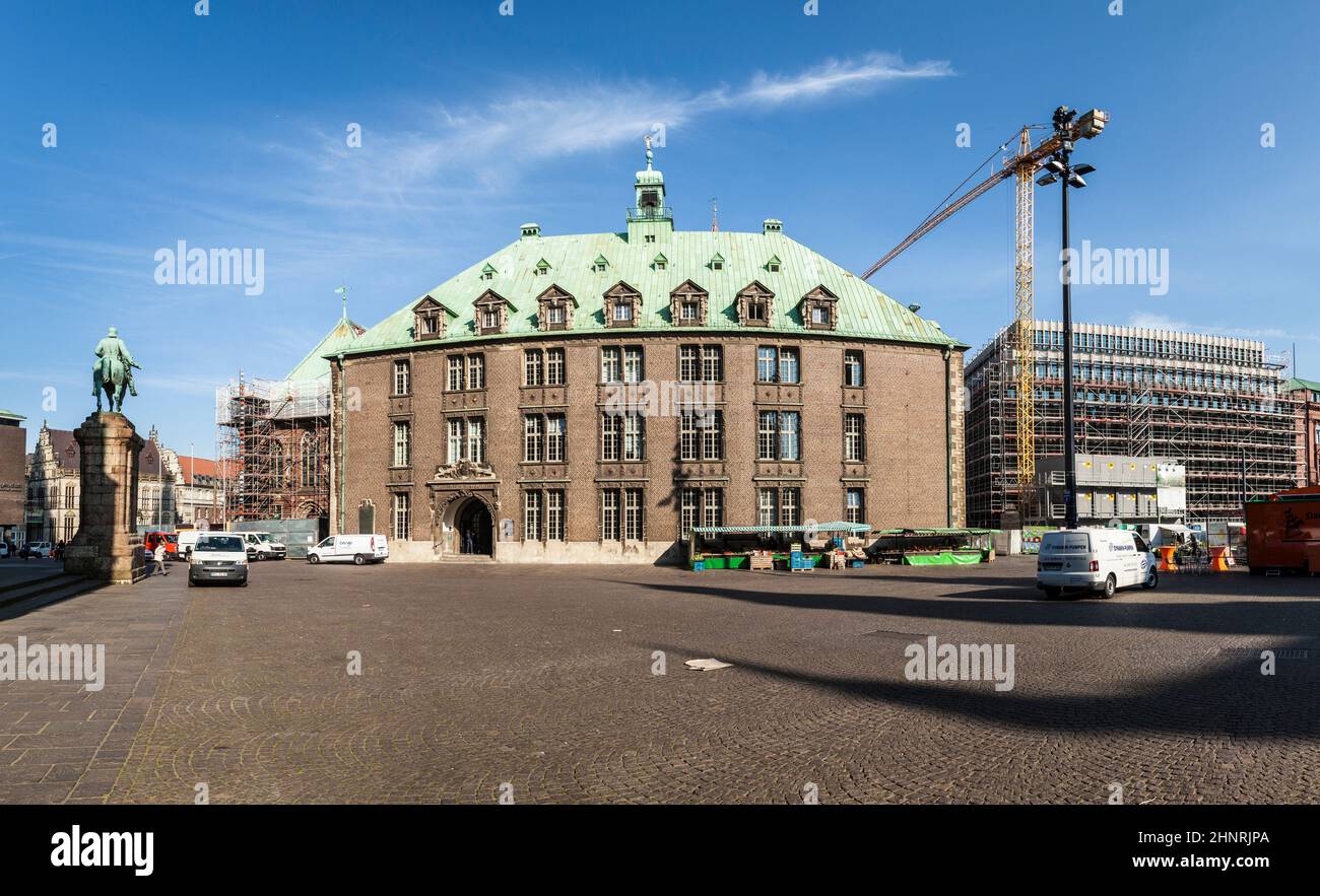 Hôtel de ville et statue de Bismarck sur la place du marché de Brême Banque D'Images