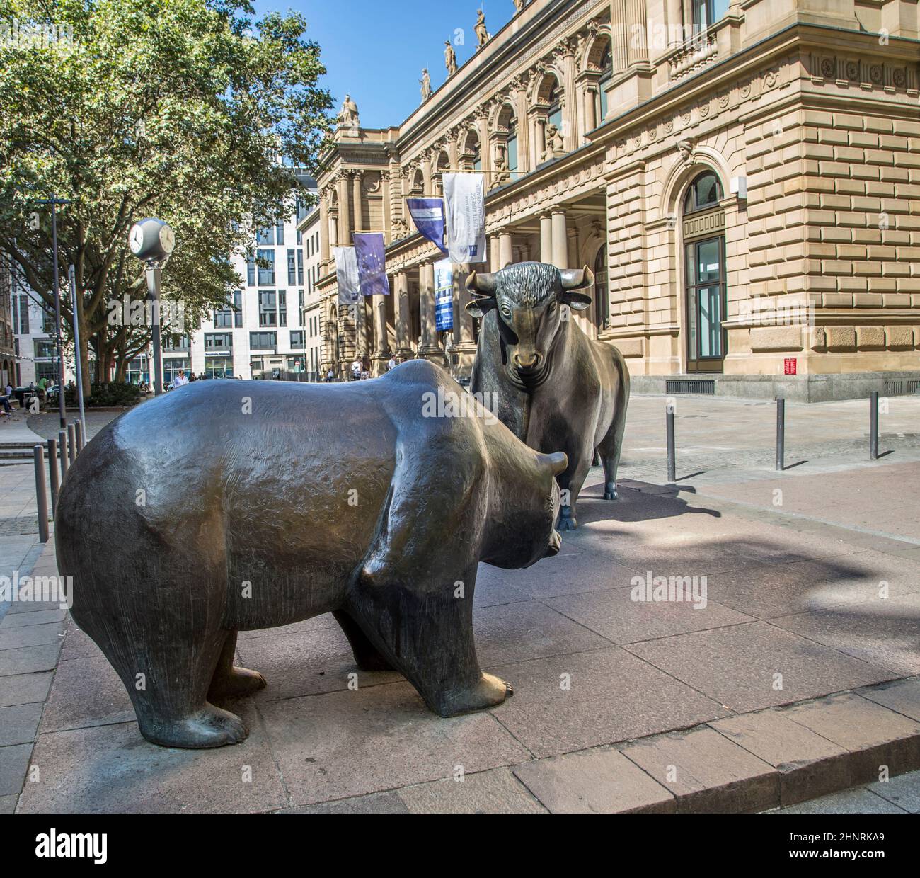 Les statues de Bull et Bear à la Bourse de Francfort, en Allemagne. La bourse de Francfort est la plus grande bourse de 12th par capitalisation boursière. Banque D'Images
