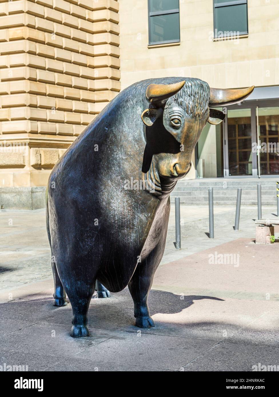 Les statues de Bull et Bear à la Bourse de Francfort, en Allemagne. La bourse de Francfort est la plus grande bourse de 12th par capitalisation boursière. Banque D'Images