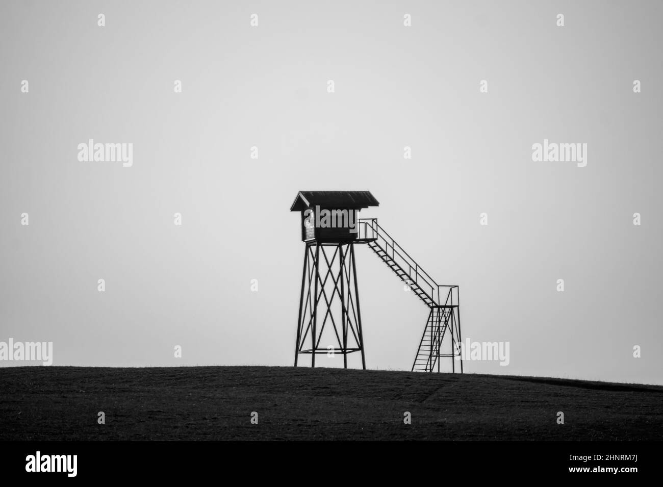 Tour de surveillance solitaire. Poste d'observation debout seul sur la colline. Pavillon de chasse sur le terrain. Concept de solitude. Refuge dans la prairie Banque D'Images