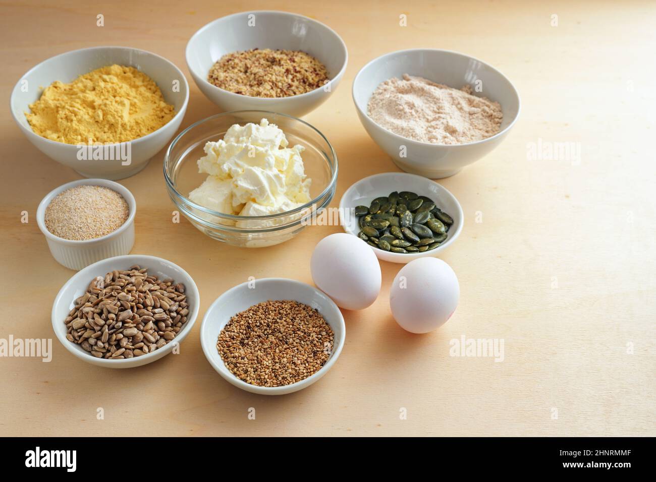 Ingrédients dans des bols pour un pain bas carb sain avec des protéines, de la farine de grain entier et des graines, recette maison de cuisson pour l'obésité et le diabète, t bois Banque D'Images