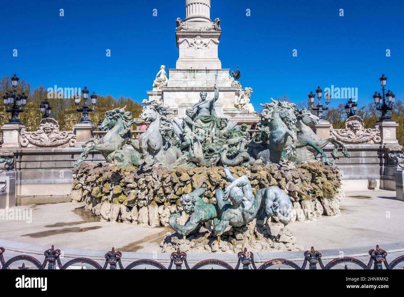 Colonne avec une statue de la liberté au sommet du monument aux Girondins à Bordeaux Banque D'Images