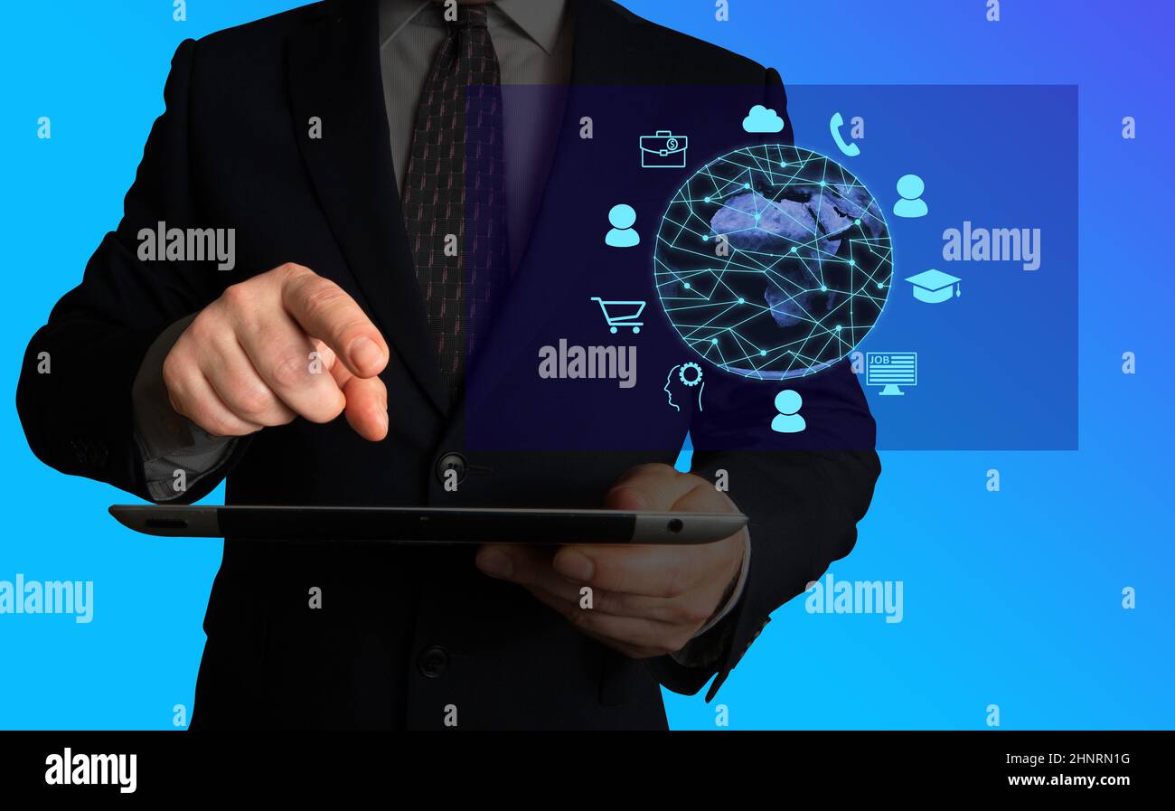 Homme d'affaires doté d'une tablette et d'un réseau mondial, ou réseaux sociaux, symbolisant la gamme de services et d'opportunités commerciales ou de développement disponibles. Banque D'Images