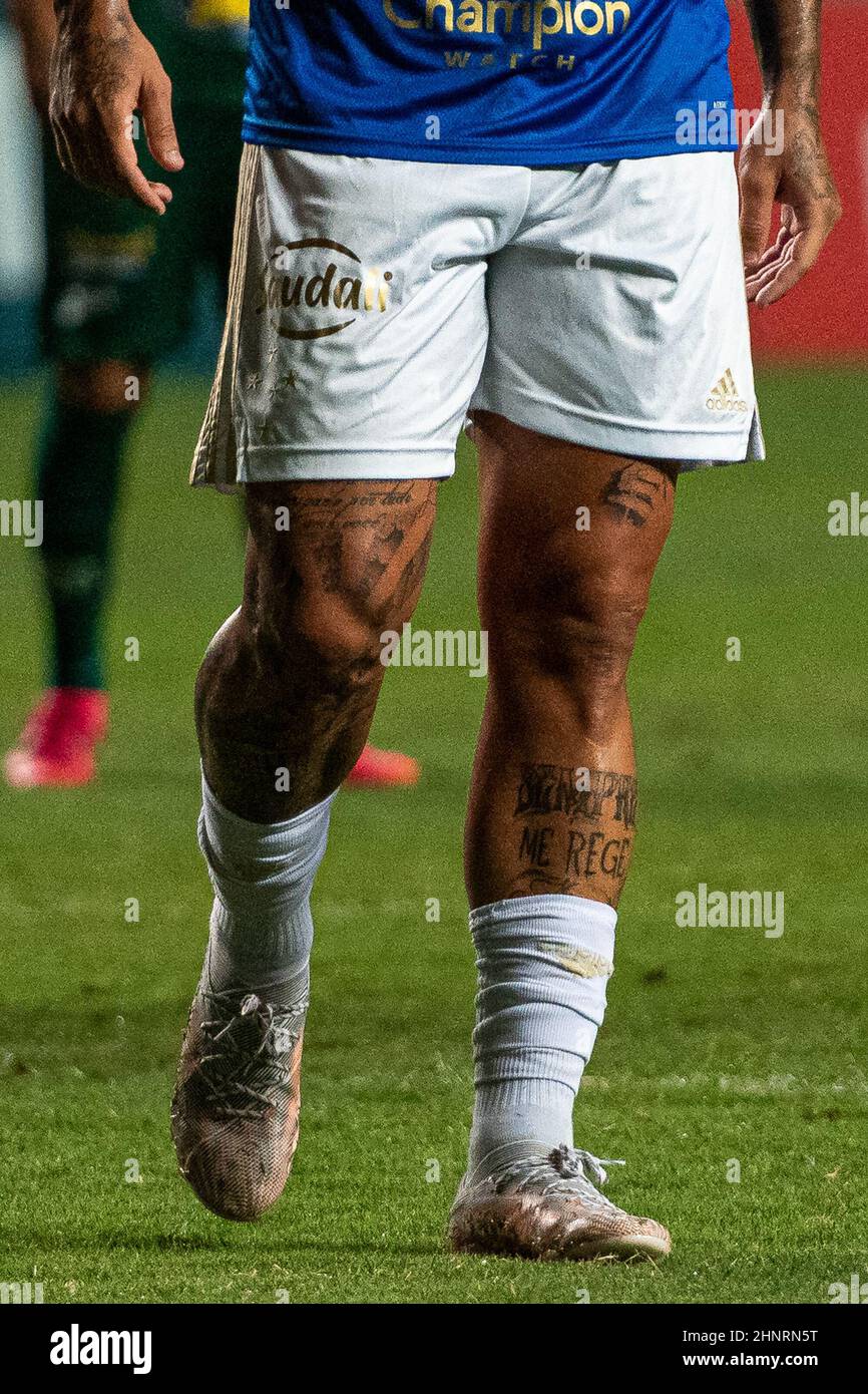 Belo Horizonte, Brésil. 17th févr. 2022. MG - Belo Horizonte - 02/17/2022 - MINEIRO 2022 - CRUZEIRO X UBERLANDIA - Tattoo du joueur Edu do Cruzeiro vu lors d'un match contre Uberlandia au stade Independencia pour le championnat Mineiro 2022. Photo: Alessandra Torres/AGIF/Sipa USA crédit: SIPA USA/Alay Live News Banque D'Images