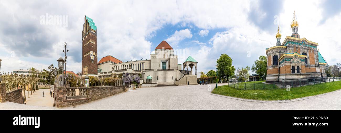 Célèbres bâtiments d'art nouveau et église orthodoxe au Mathildenhoehe à Darmstadt Banque D'Images