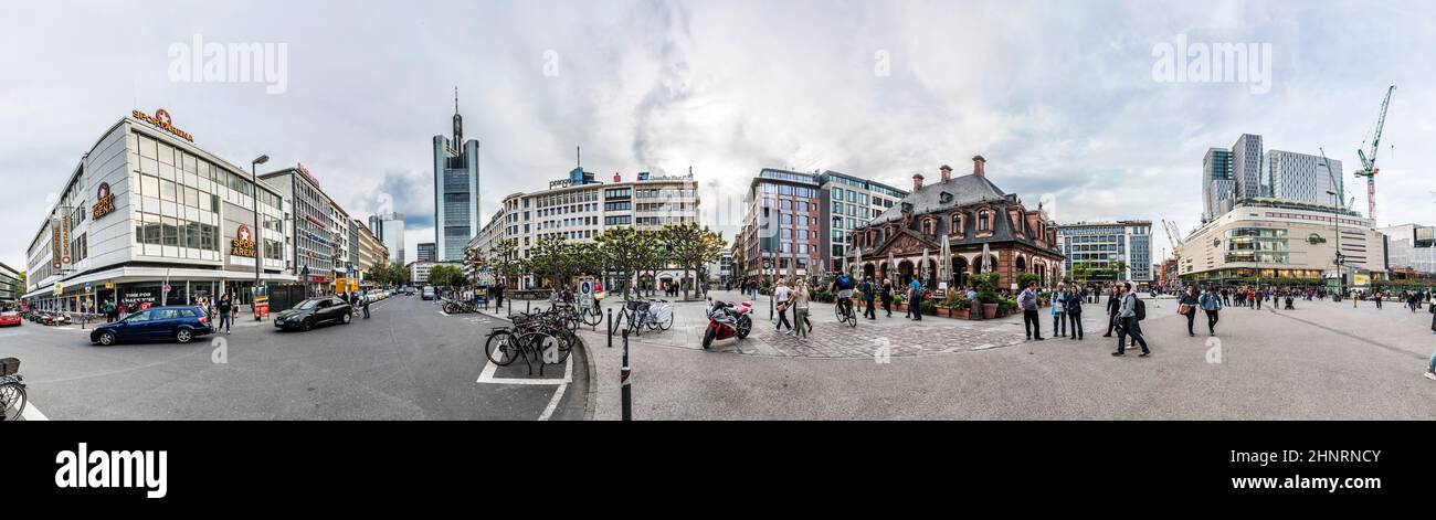Les gens font du shopping dans la célèbre zone piétonne de Zeil à Francfort Banque D'Images