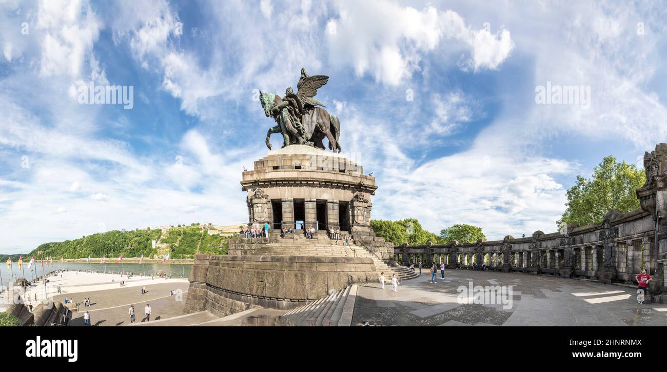 Vue panoramique sur la plaza au coin allemand/ Deutsches Eck, les gens visitent le monument de l'empereur Wilhelm Banque D'Images