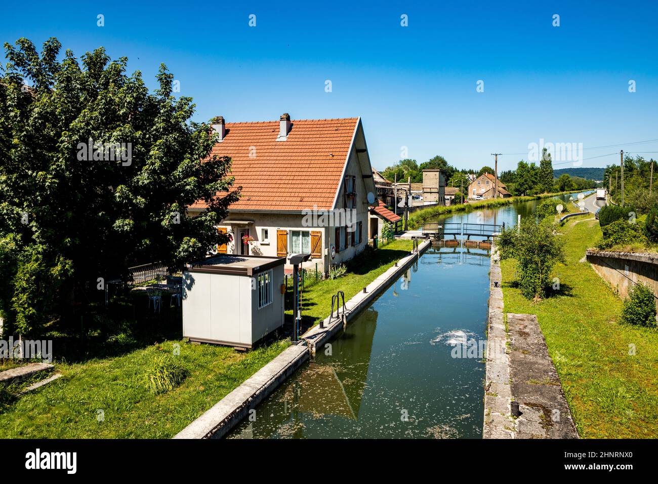 Sluice à la rivière doubs en France Banque D'Images