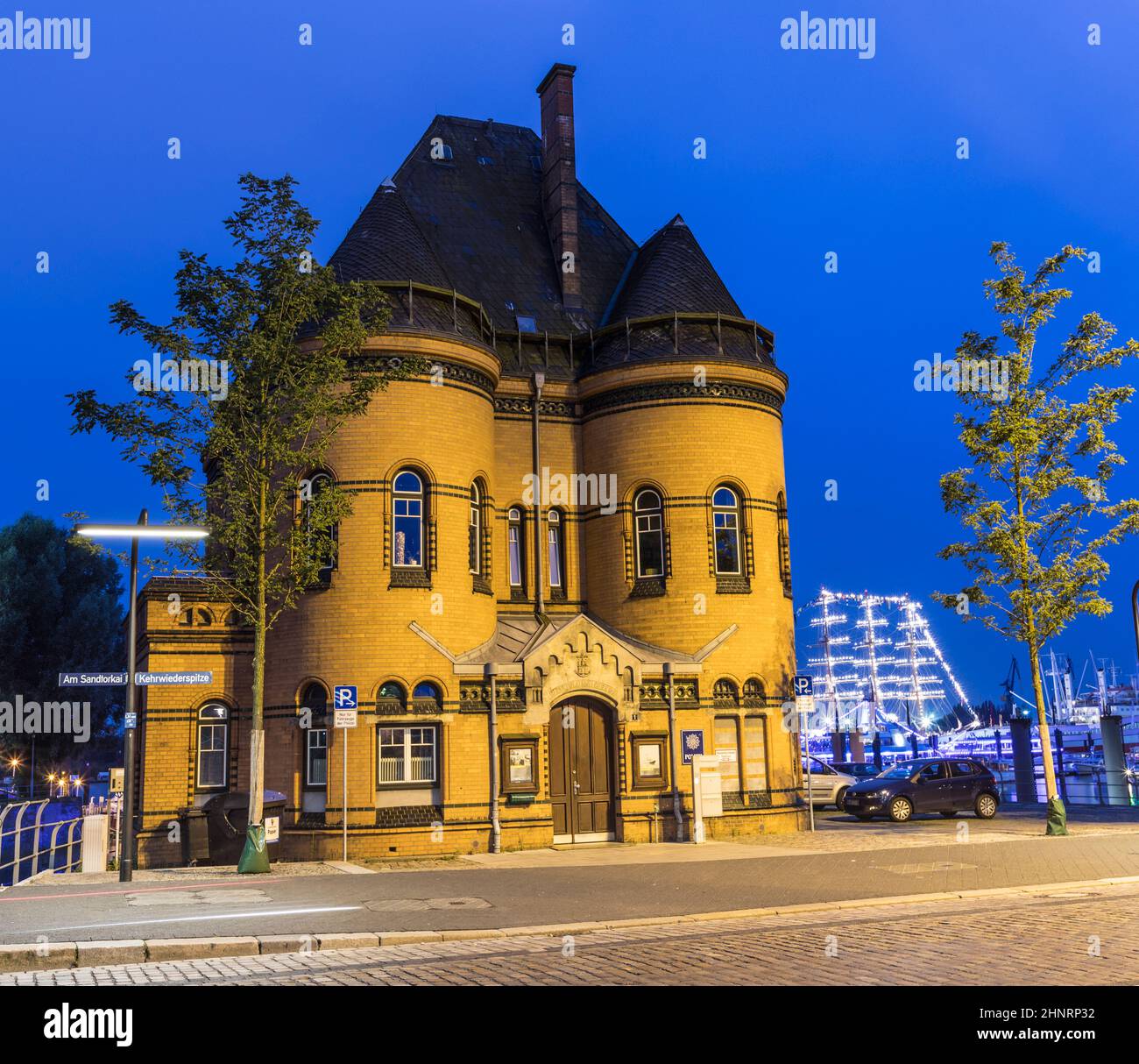 Vue sur la ville historique de Speicherstadt à Hambourg avec le poste de police portuaire n° 7 Banque D'Images