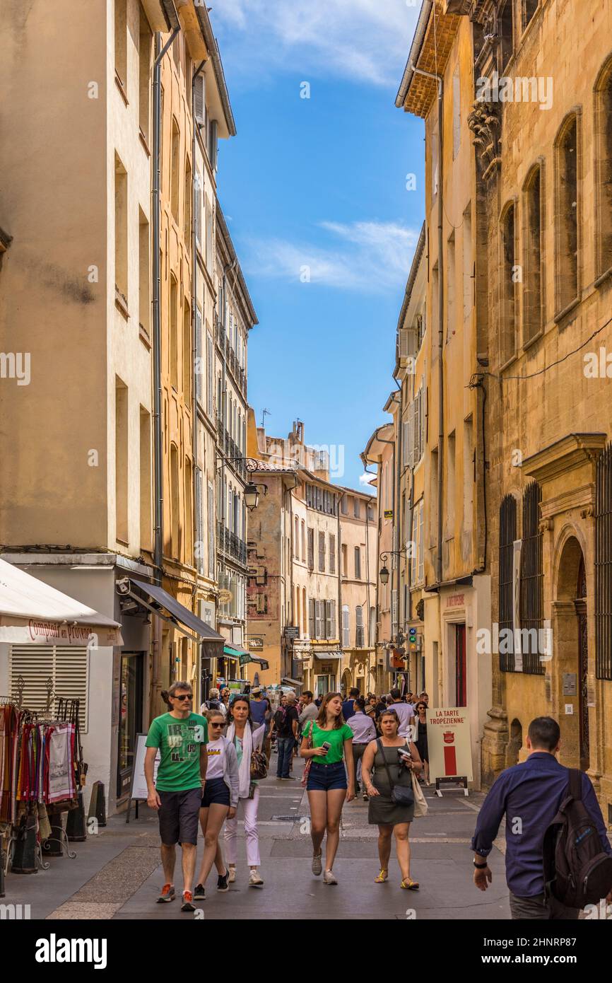 Les gens aiment visiter la vieille ville de charme d'Aix en Provence Banque D'Images