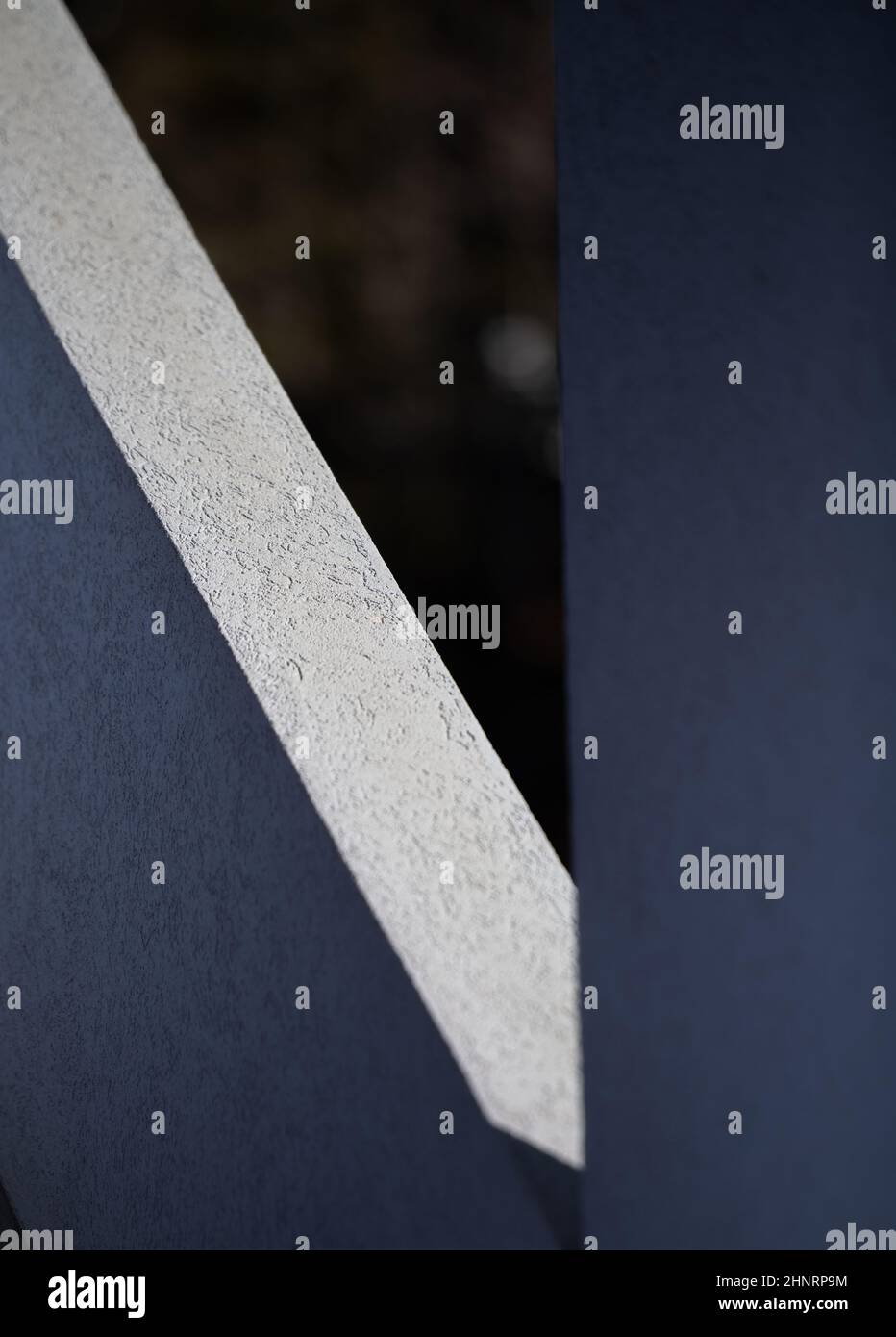 conception abstraite des ombres sur le mur extérieur gris blanc du bâtiment créant des formes géométriques dans des angles noir et blanc et des lignes de fond vertical Banque D'Images