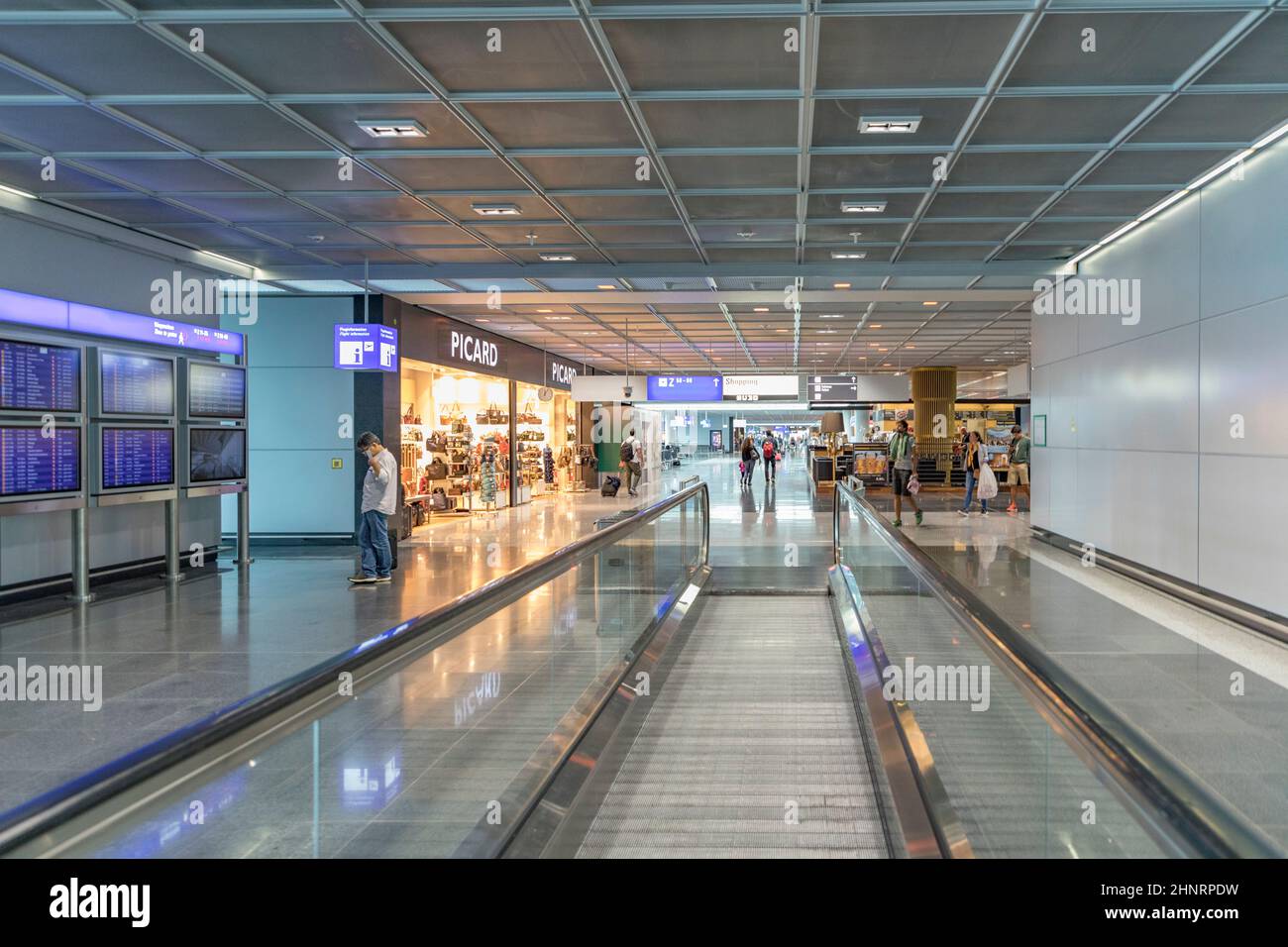 Passagers dans la zone de départ du terminal 1 de l'aéroport Rhein-main de Francfort Banque D'Images