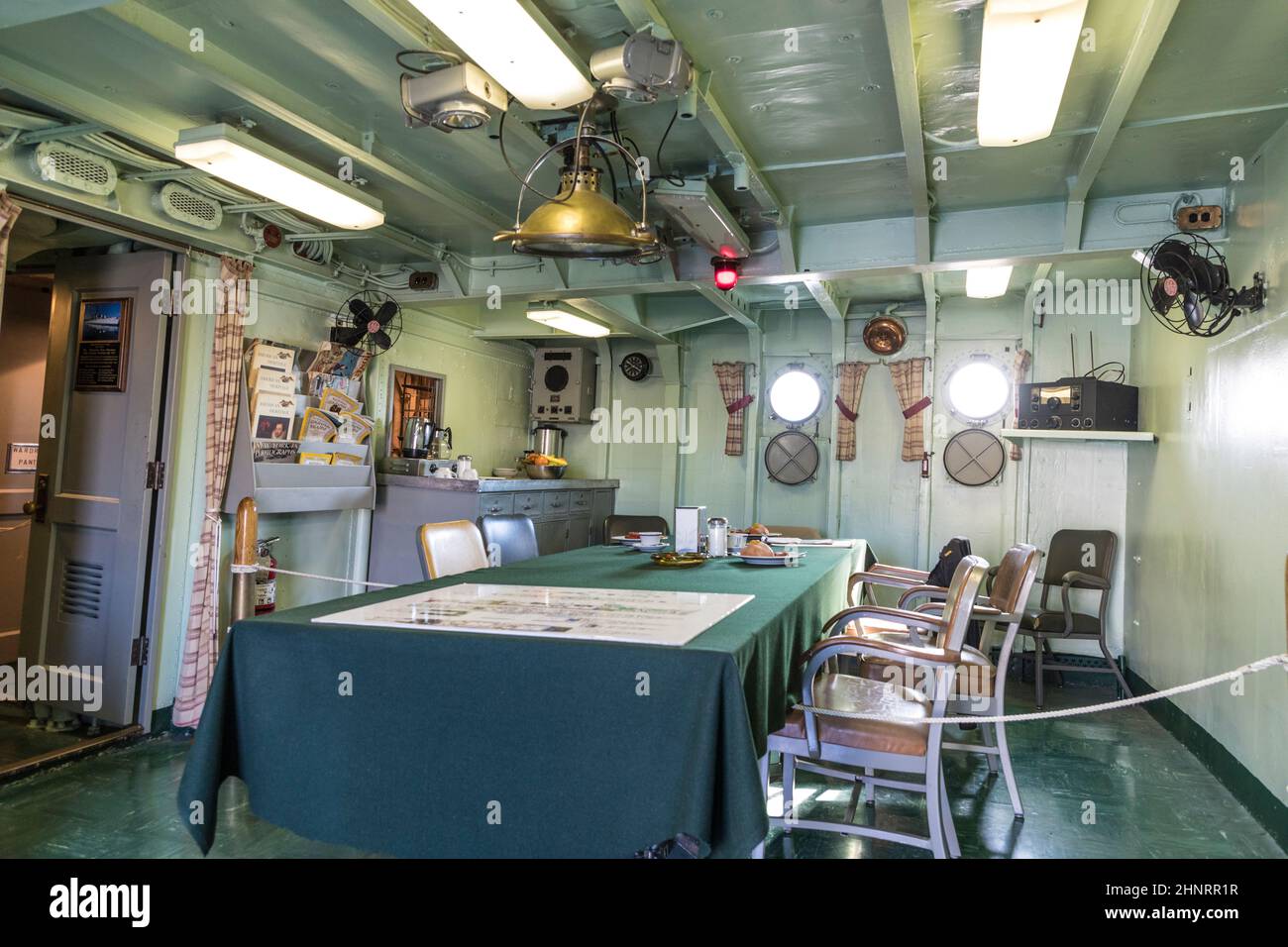 À l'intérieur du navire de la marine USS cassin Young DD 793 dans le quai de Boston Banque D'Images