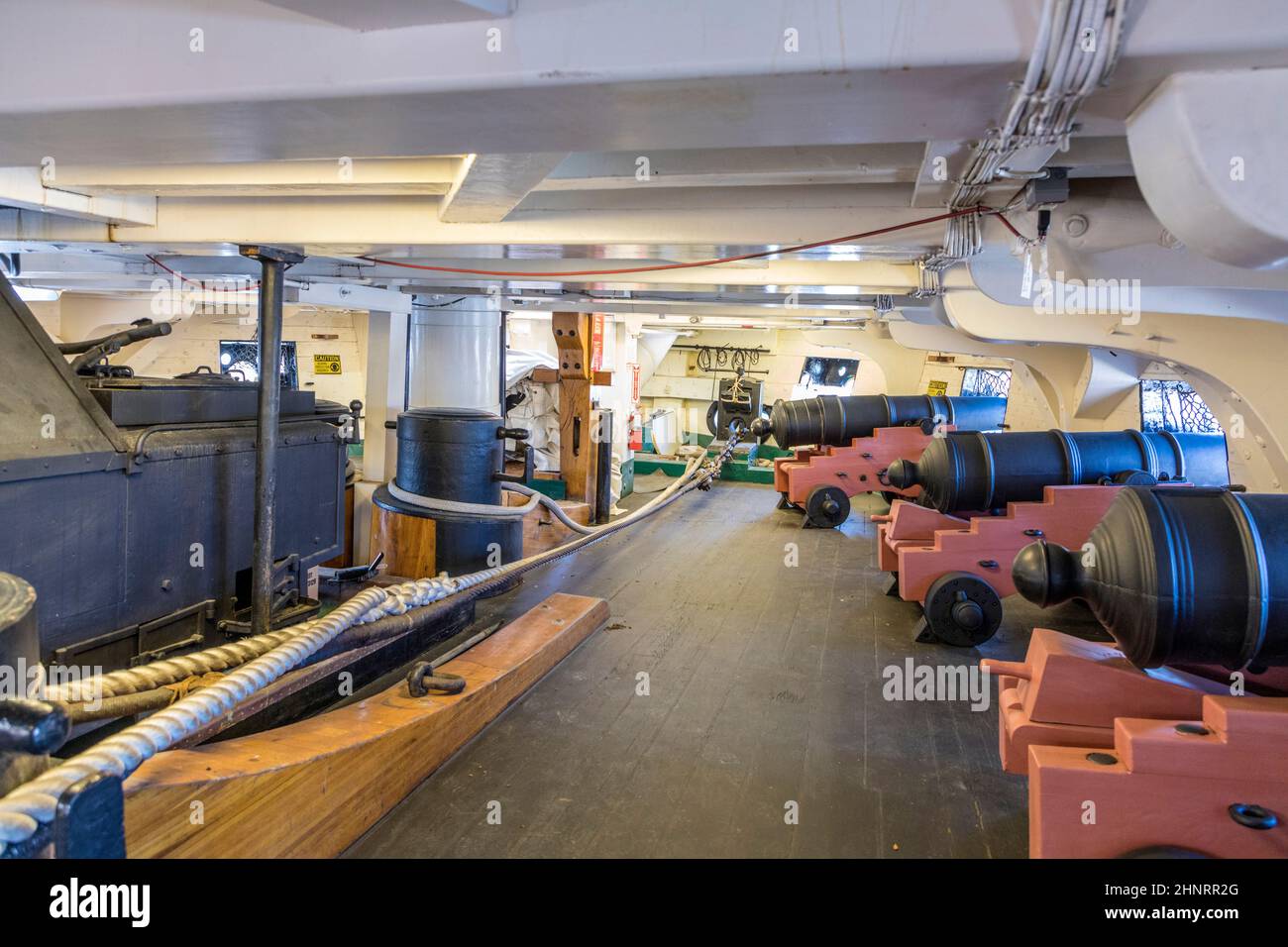 Canons à l'intérieur du célèbre USS Constitution, Boston, États-Unis Banque D'Images