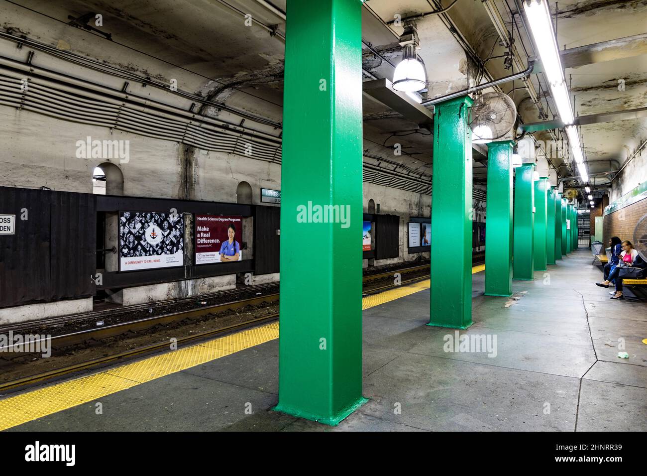 Les gens attendent le métro suivant à la station Green Line Banque D'Images